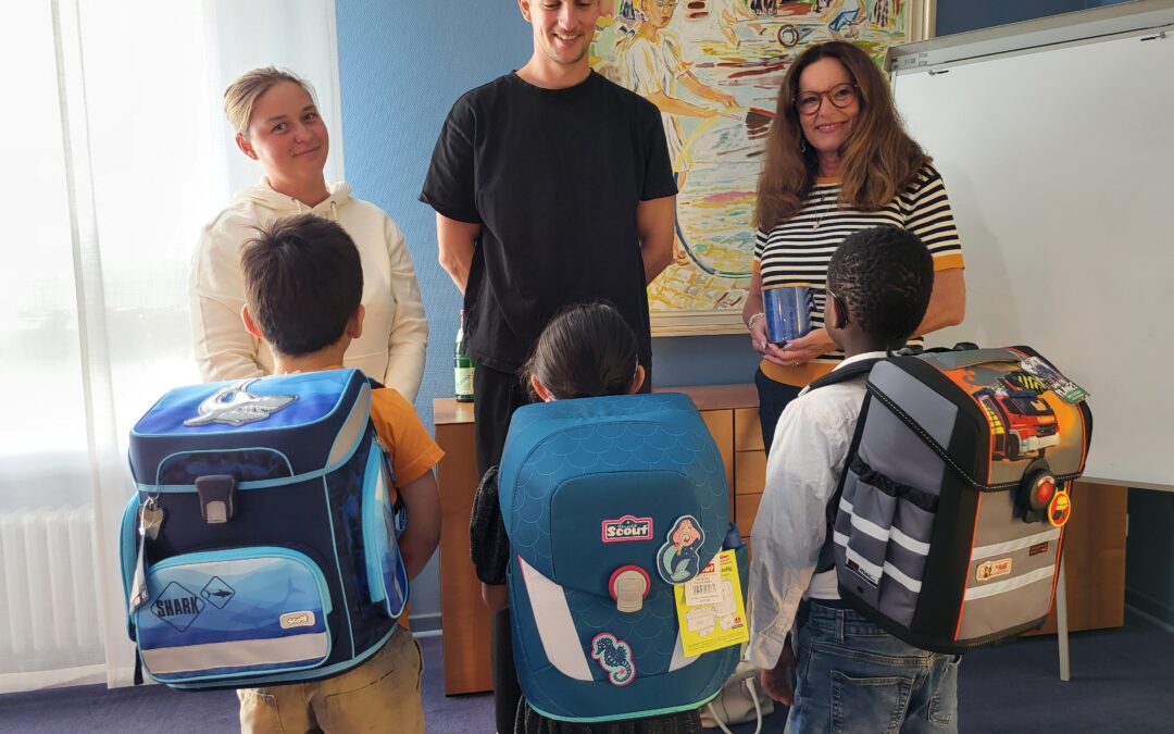 Übergabe der Tornister für unsere neuen Schulkinder durch Frau Klausmeier